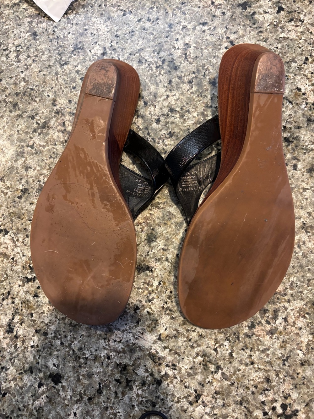Tory Burch Black Leather Thong Sandals with Gold Logo - Picture 2 of 3